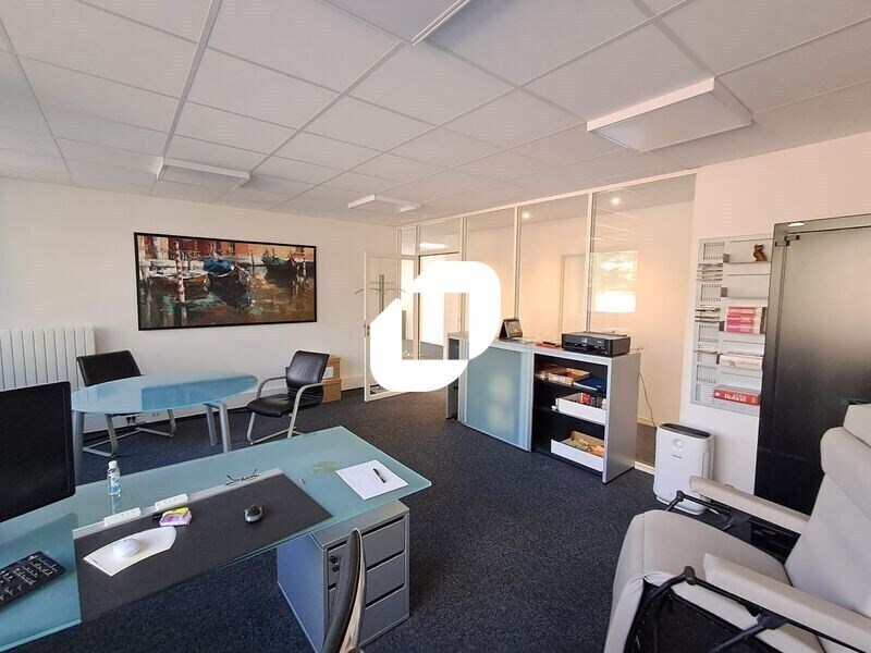 Office in Rueil-Malmaison for sale Building Photo- Image 1 of 9