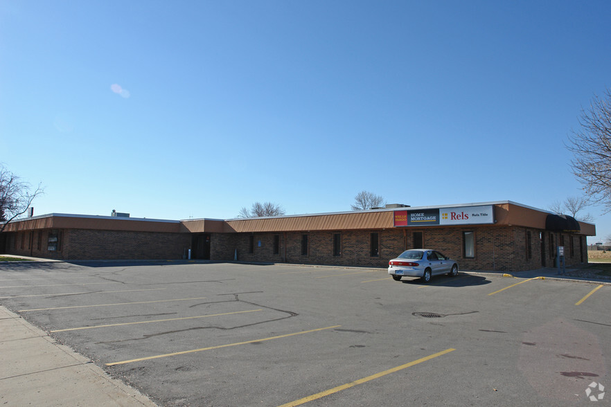 1600 E Madison Ave, Mankato, MN for rent - Building Photo - Image 2 of 40