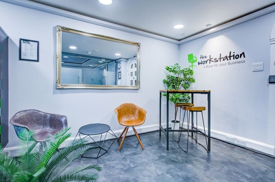 6 St Peters St, St Albans to rent - Lobby - Image 1 of 2