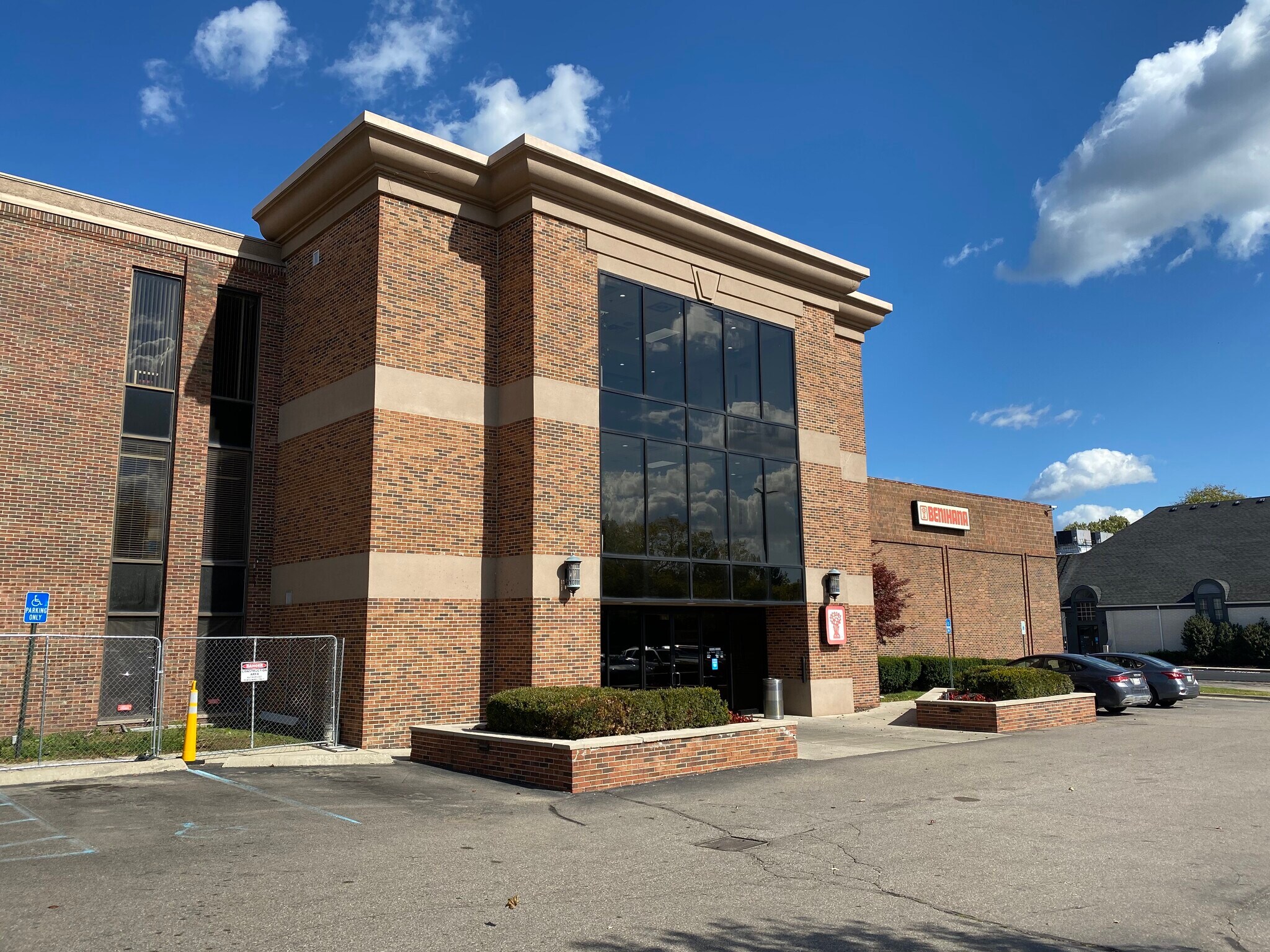 1985 W Big Beaver Rd, Troy, MI to rent Primary Photo- Image 1 of 19