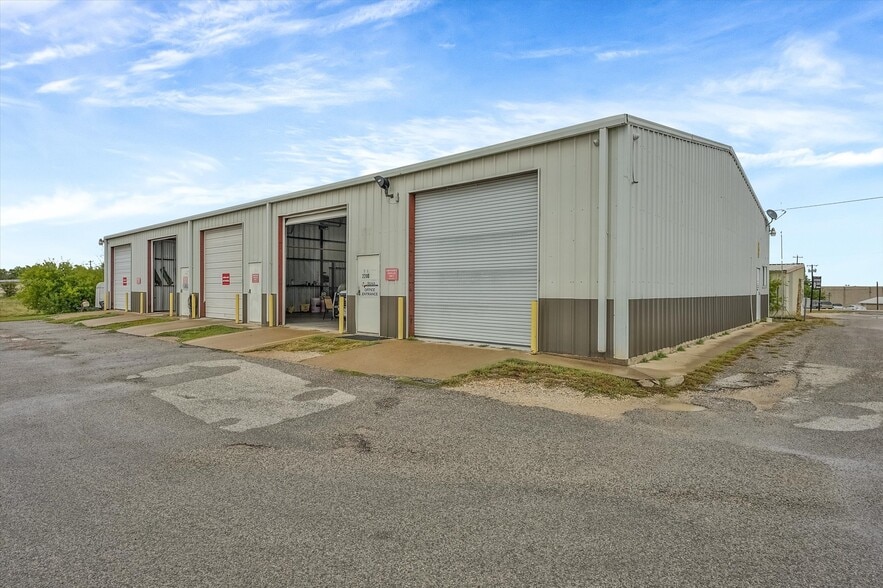 Industrial / Flex 40800 SF  Granbury, TX portfolio of 6 properties for sale on LoopNet.co.uk - Building Photo - Image 2 of 130