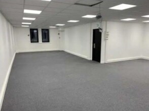 Office in Vénissieux to rent Interior Photo- Image 1 of 10