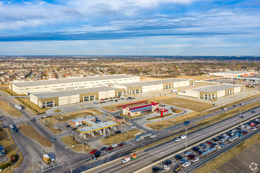 8300 South Freeway, Fort Worth, TX for rent - Building Photo - Image 1 of 3