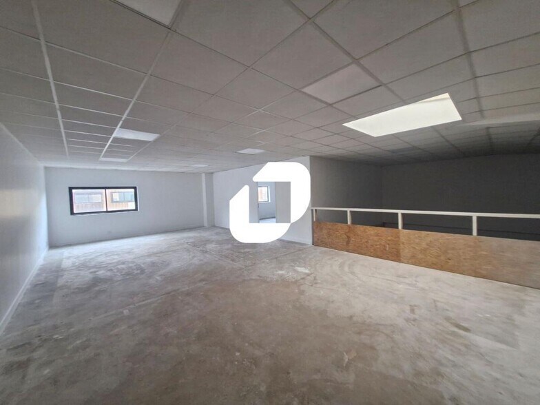 Light Industrial in Roissy En Brie to rent - Interior Photo - Image 3 of 10