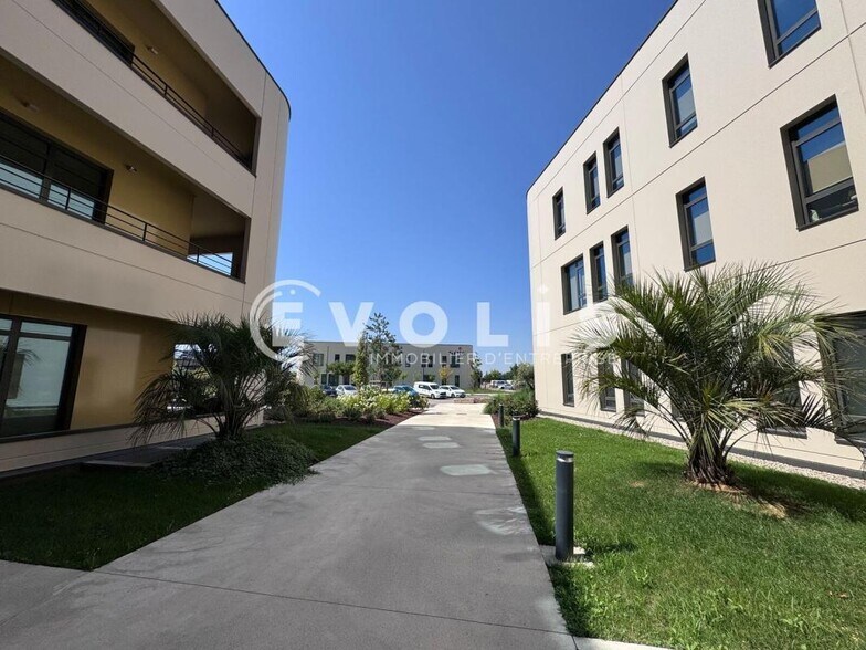 Office in Genas to rent - Building Photo - Image 2 of 22
