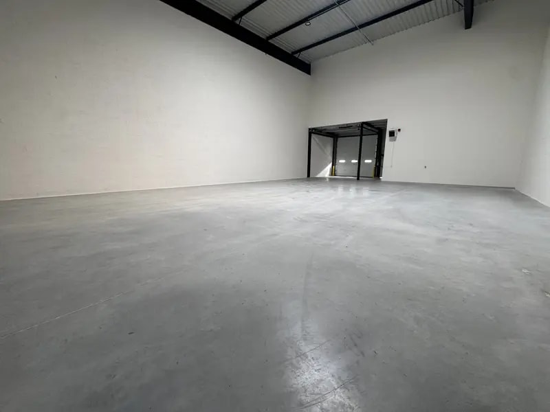 Light Industrial in Osny to rent Interior Photo- Image 1 of 11
