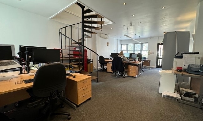 127 Station Rd, London to rent - Interior Photo - Image 3 of 33