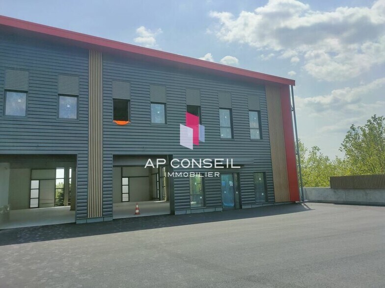 Light Industrial in Élancourt to rent - Building Photo - Image 2 of 3