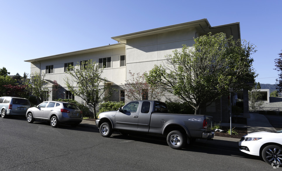 2365 Kline St, Roseburg, OR for rent - Building Photo - Image 2 of 5