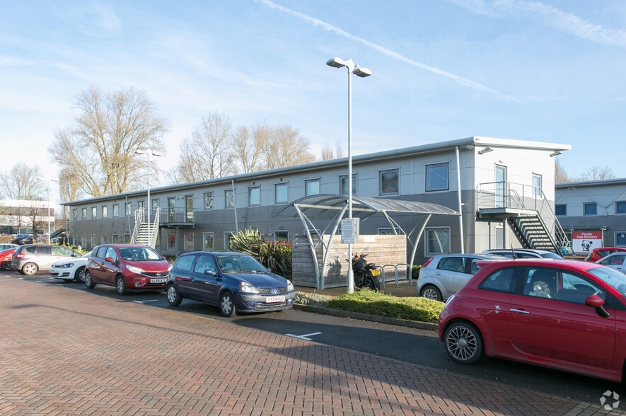 Pine Ct, Swindon to rent - Building Photo - Image 3 of 9