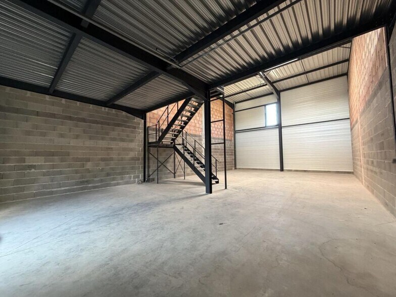 Light Industrial in Saint Genis Laval to rent - Interior Photo - Image 2 of 7