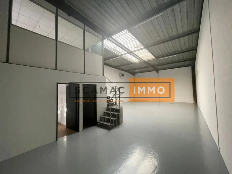 Office in to rent - Interior Photo - Image 2 of 4