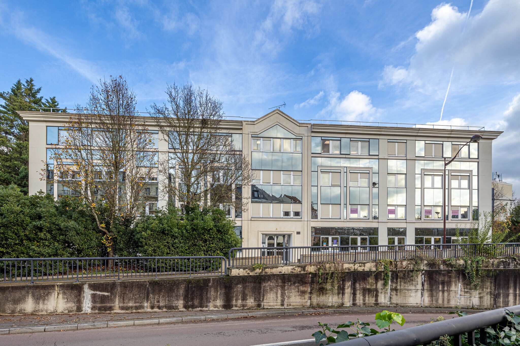 7 Rue Jean Mermoz, Versailles to rent Primary Photo- Image 1 of 3