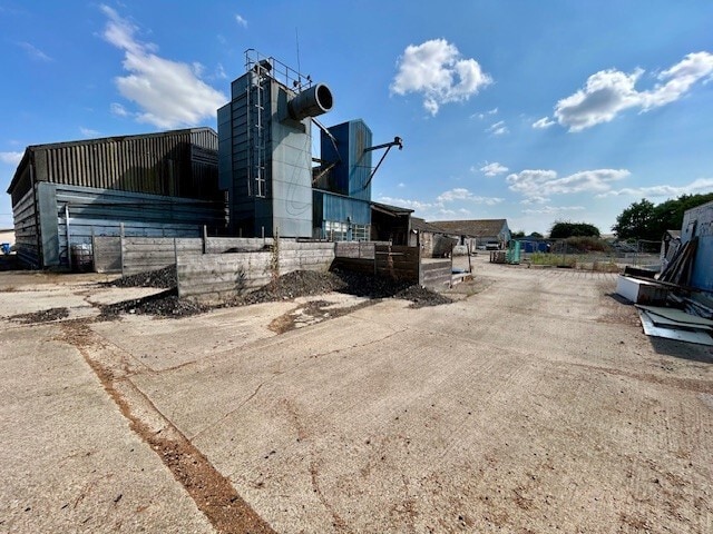 Hollow Way, Didcot to rent - Primary Photo - Image 1 of 7