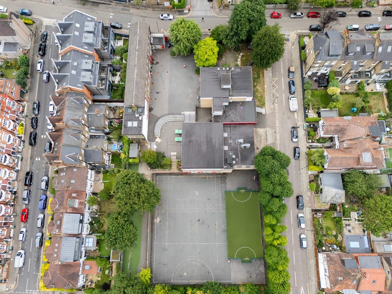6A Oakington Way, London to rent - Aerial - Image 1 of 9