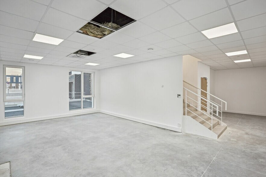 Light Industrial in Moissy-Cramayel to rent - Interior Photo - Image 2 of 6