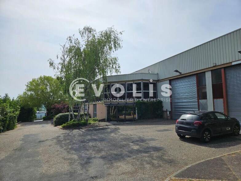Light Industrial in Palaiseau to rent - Building Photo - Image 1 of 11