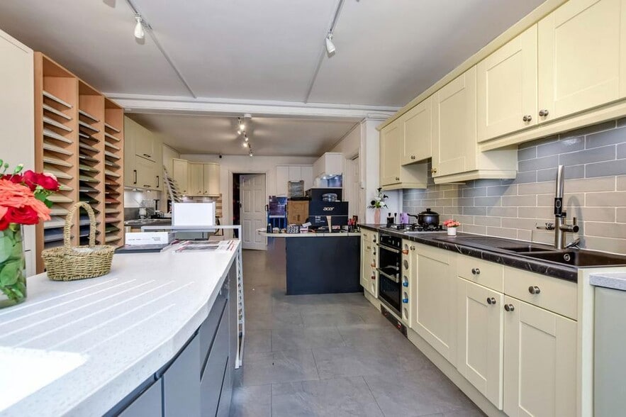 51-53 Donkin Hl, Reading to rent - Building Photo - Image 3 of 11