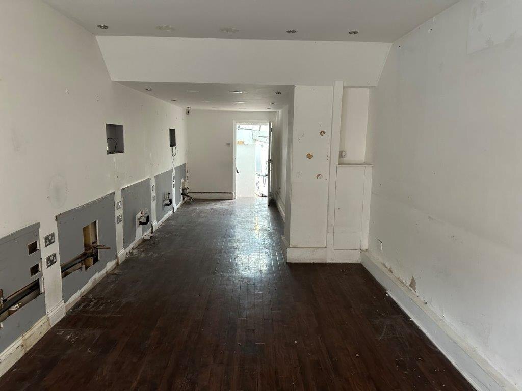 28-30 Central Rd, Worcester Park to rent Interior Photo- Image 1 of 2