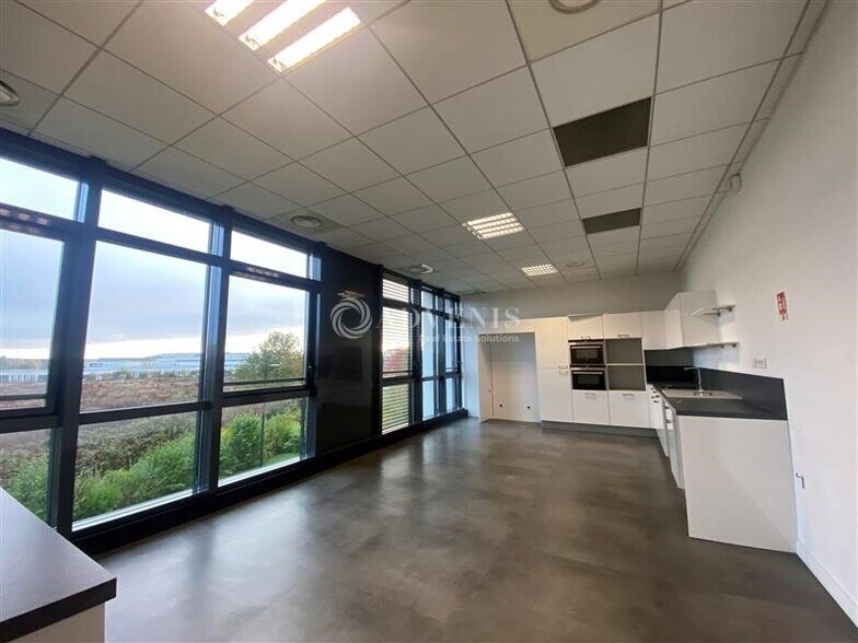 3 Boulevard Jean Moulin, Élancourt to rent - Interior Photo - Image 2 of 11