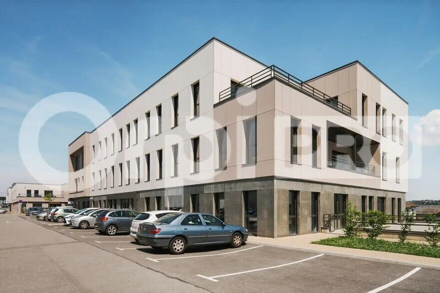 Office in Villefranche-sur-Saône to rent - Building Photo - Image 1 of 4