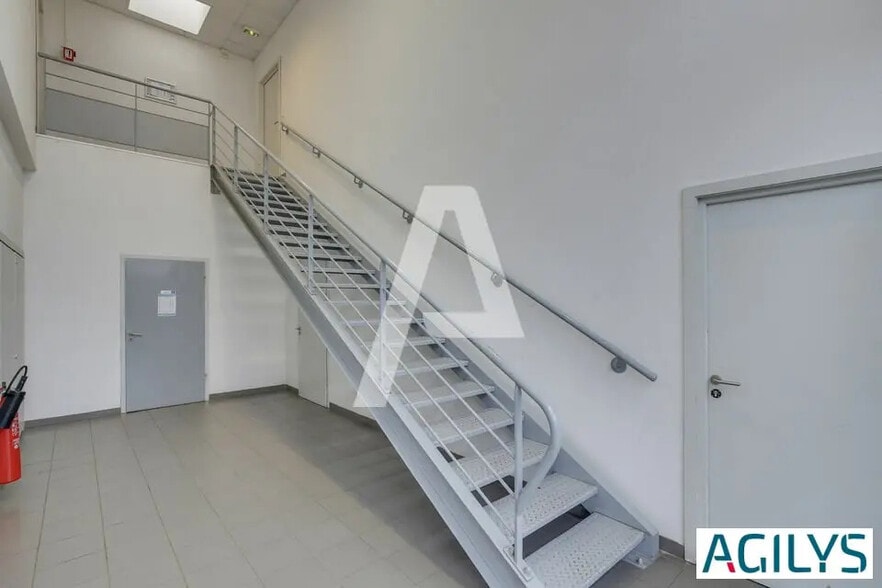 Industrial in Lisses to rent - Interior Photo - Image 2 of 8