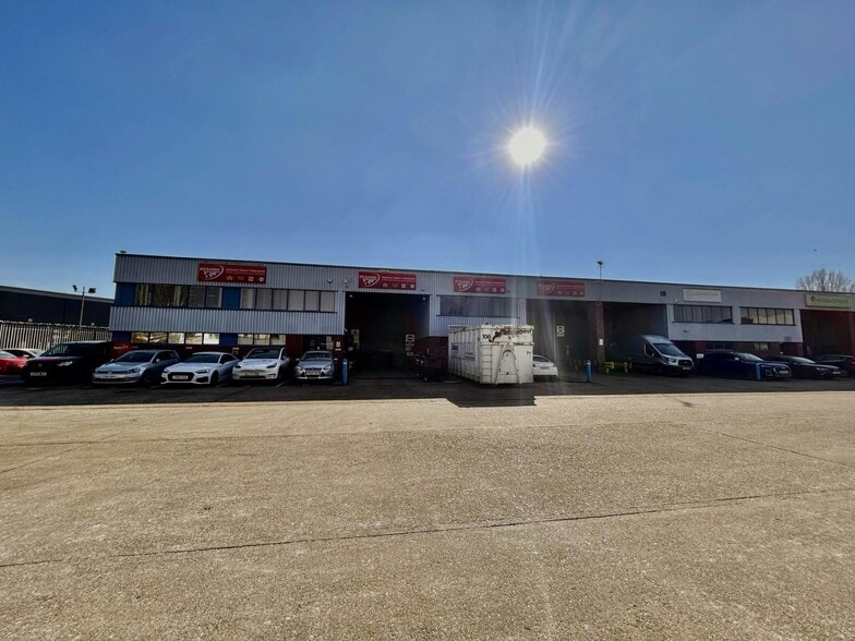 Blackthorne Rd, Slough to rent - Building Photo - Image 2 of 4