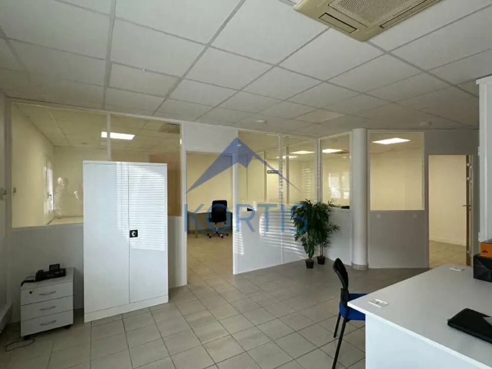Location Bureaux 79 m² - Photo 1