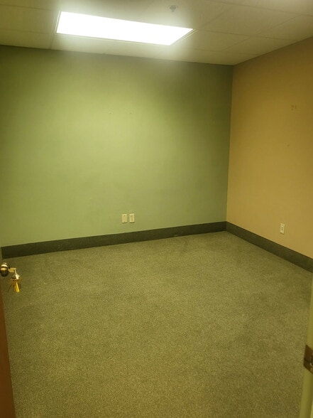 205 E 11th St, Vancouver, WA to rent - Interior Photo - Image 2 of 6