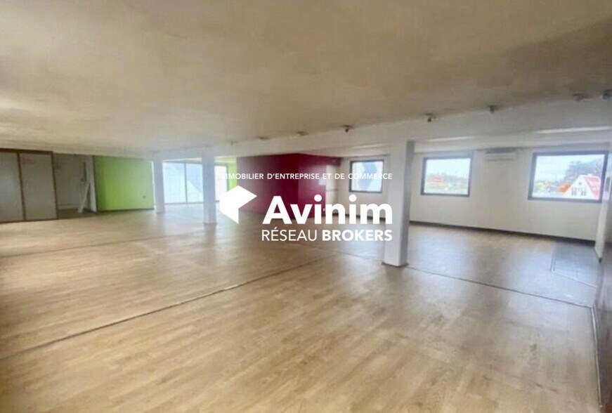 Retail in Franconville to rent - Interior Photo - Image 3 of 5