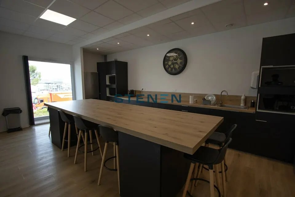 Office in Rousset to rent Building Photo- Image 1 of 7