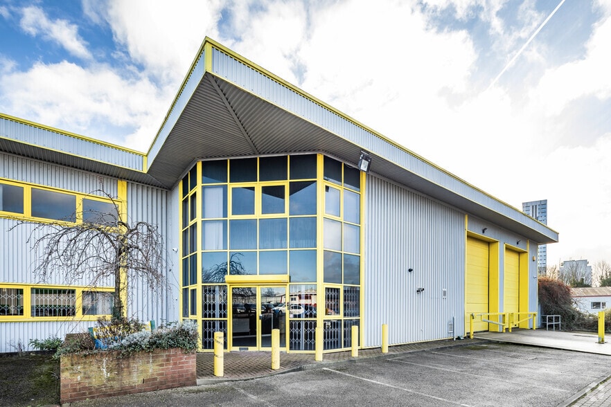 Montford St, Salford to rent - Building Photo - Image 2 of 3