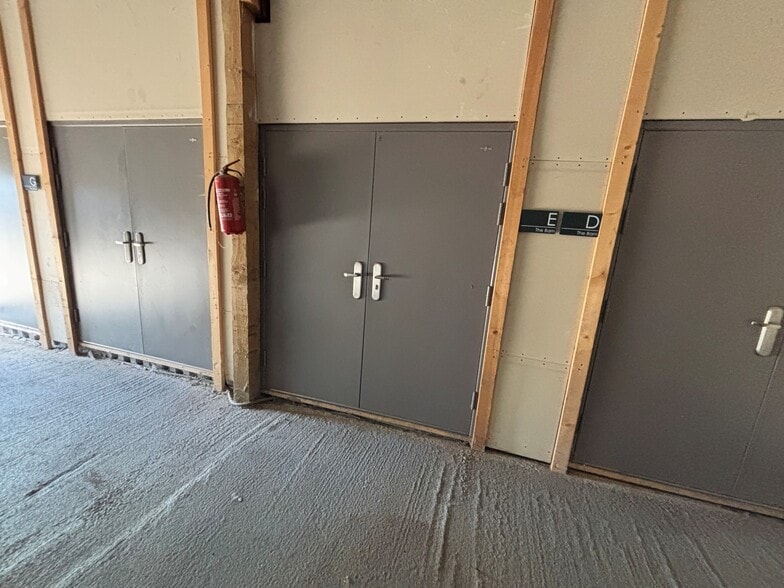 Crawley Rd, Bedford to rent - Building Photo - Image 3 of 17