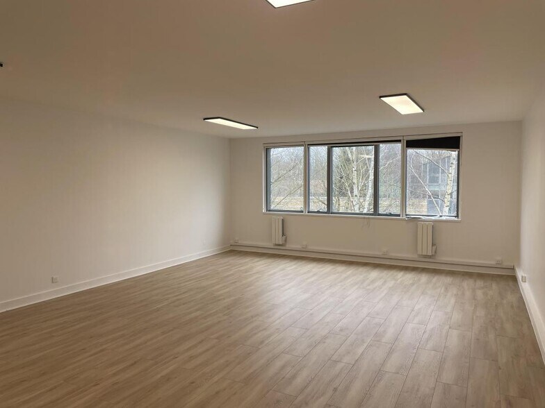 Rue Albert Einstein, Champs-sur-Marne to rent - Building Photo - Image 3 of 5