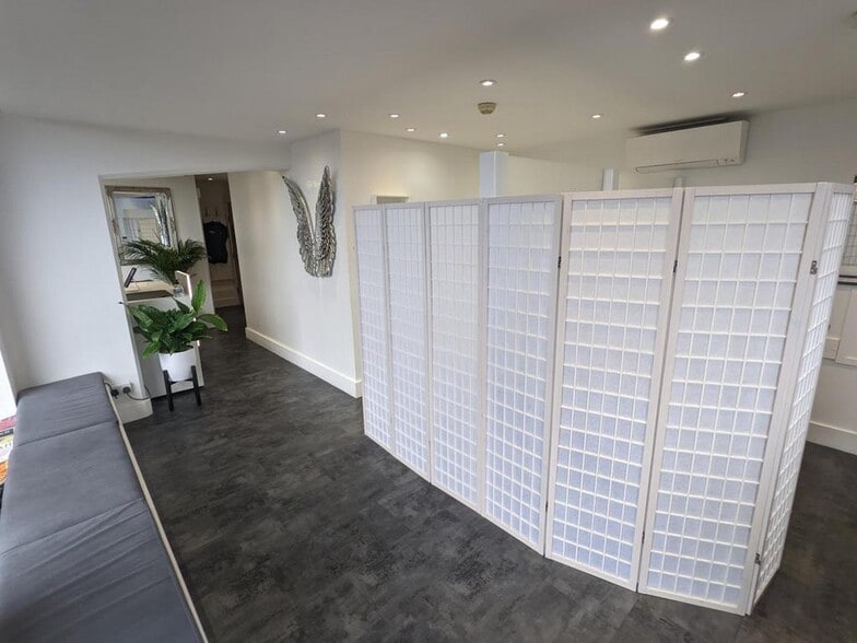 Sydenham Rd, Guildford to rent - Building Photo - Image 3 of 3