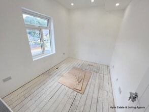 363 Bury Old Rd, Manchester to rent Interior Photo- Image 2 of 8