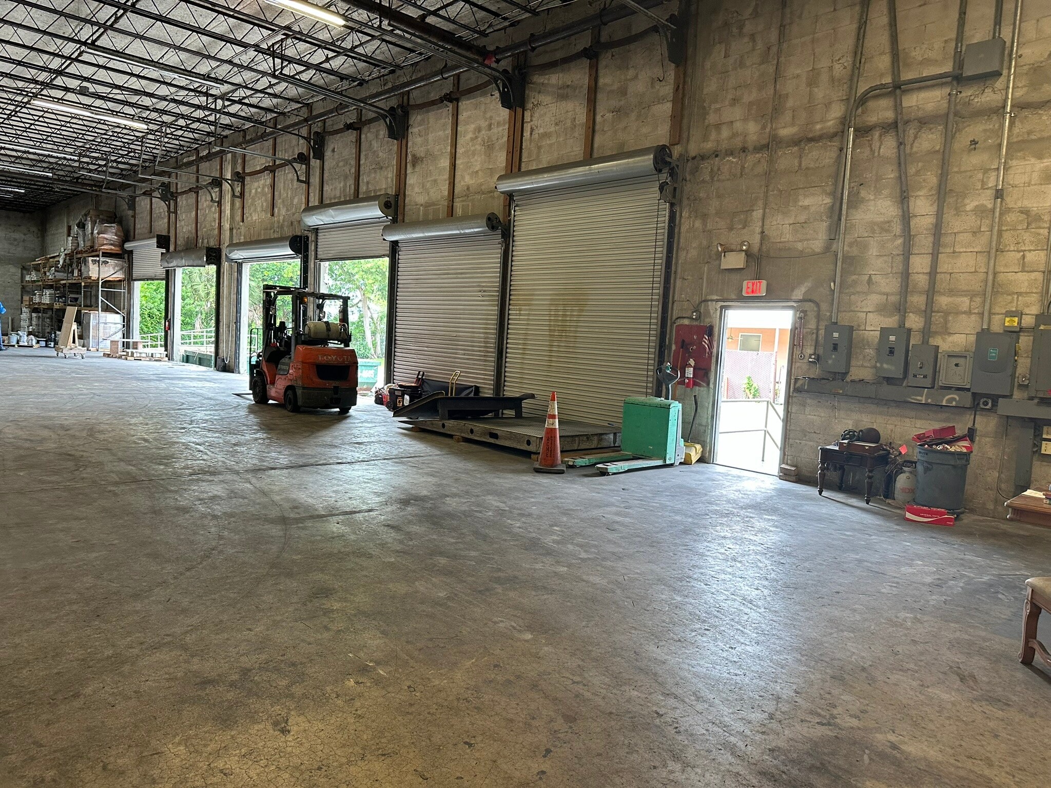 6701 N Powerline Rd, Fort Lauderdale, FL to rent Interior Photo- Image 1 of 21