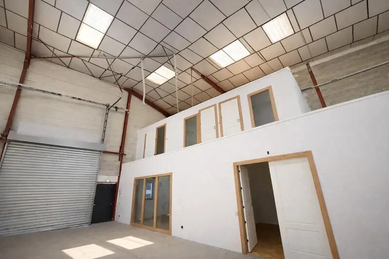 Office in Vaulx-en-Velin to rent - Interior Photo - Image 2 of 6