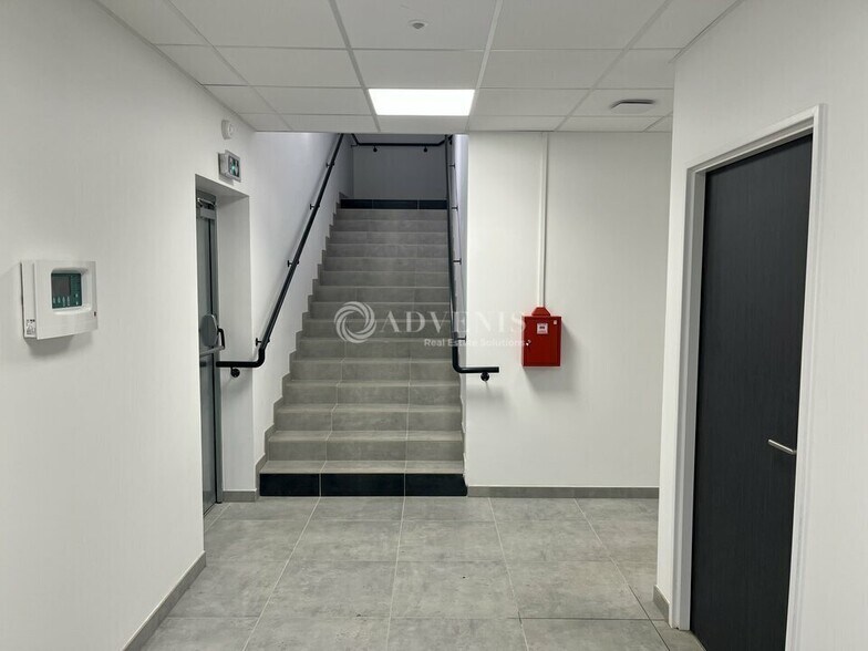 9002 Rue De L'Ambassadeur, Conflans-Sainte-Honorine to rent - Interior Photo - Image 2 of 10