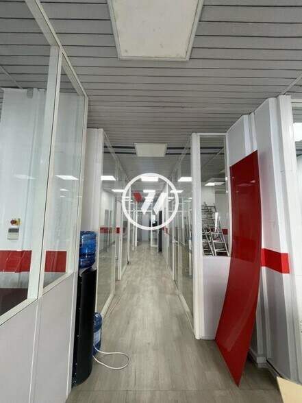 Retail in Marseille to rent - Building Photo - Image 3 of 10