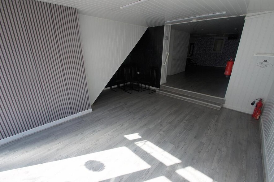 18-18A Whitby Rd, Ellesmere Port to rent - Building Photo - Image 2 of 7
