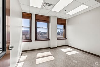 351 W Jefferson Blvd, Dallas, TX to rent Interior Photo- Image 2 of 2