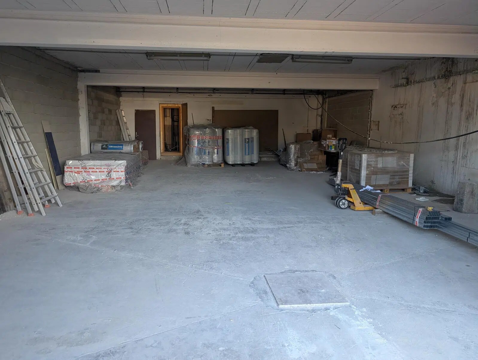 Industrial in Vitrolles to rent Interior Photo- Image 1 of 5