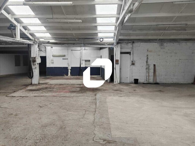 Light Industrial in Puteaux for sale - Interior Photo - Image 2 of 2