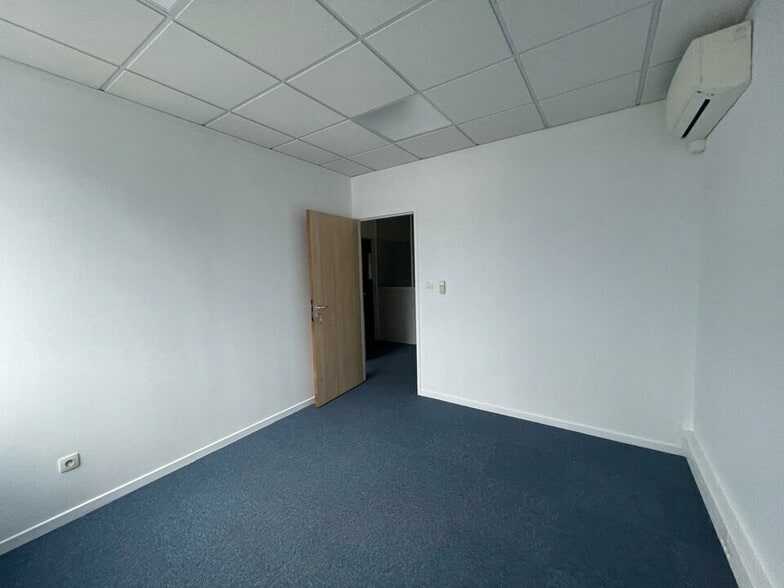 Light Industrial in Saint-Quentin-Fallavier to rent - Interior Photo - Image 2 of 11