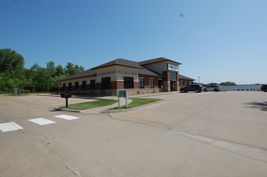 640 Highway 1 W, Iowa City, IA for rent - Building Photo - Image 2 of 51