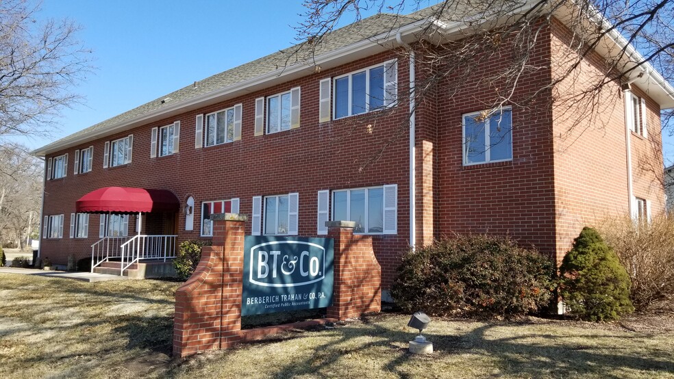 990 SW Fairlawn Rd, Topeka, KS for rent - Building Photo - Image 1 of 3