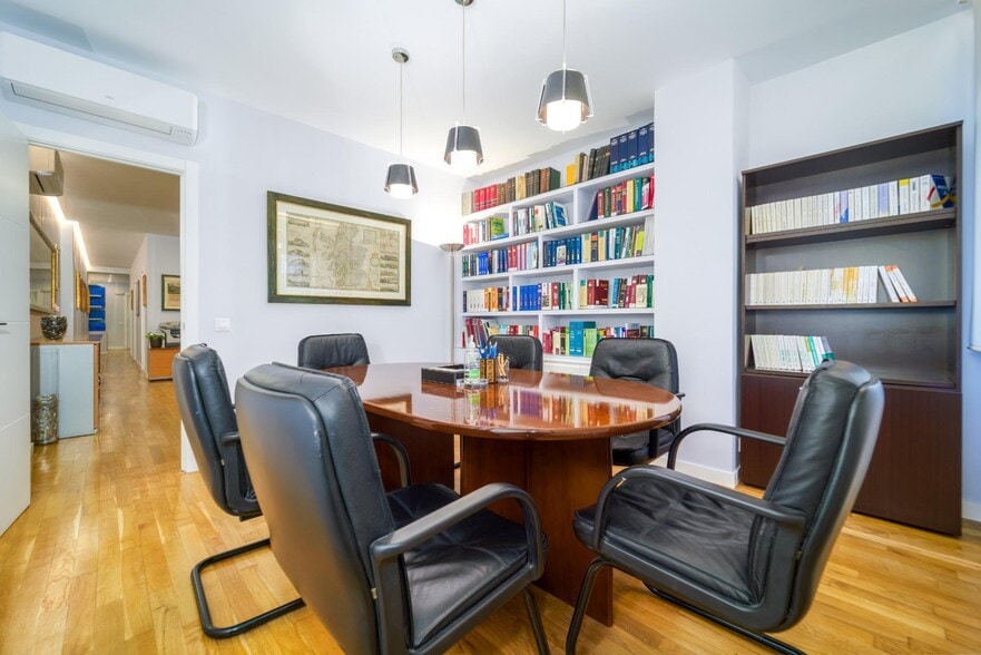 Office in Madrid, Madrid to rent - Interior Photo - Image 3 of 9
