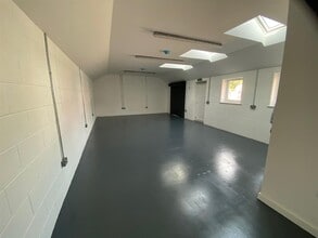 North Mills Rd, Bridport to rent Interior Photo- Image 2 of 2