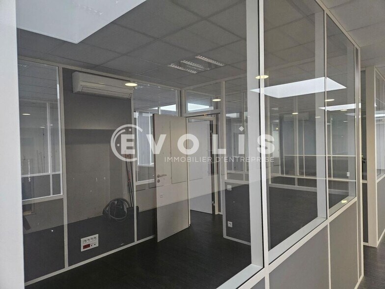 Light Industrial in Palaiseau to rent - Interior Photo - Image 2 of 11